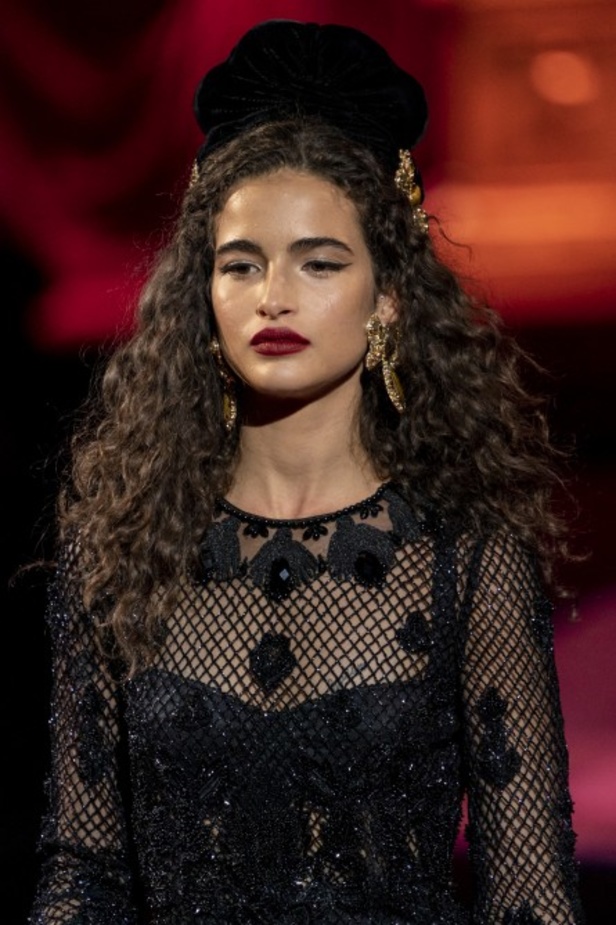 دولتشي أند غابانا تحيي موضة المرأة العصرية بتصاميمها