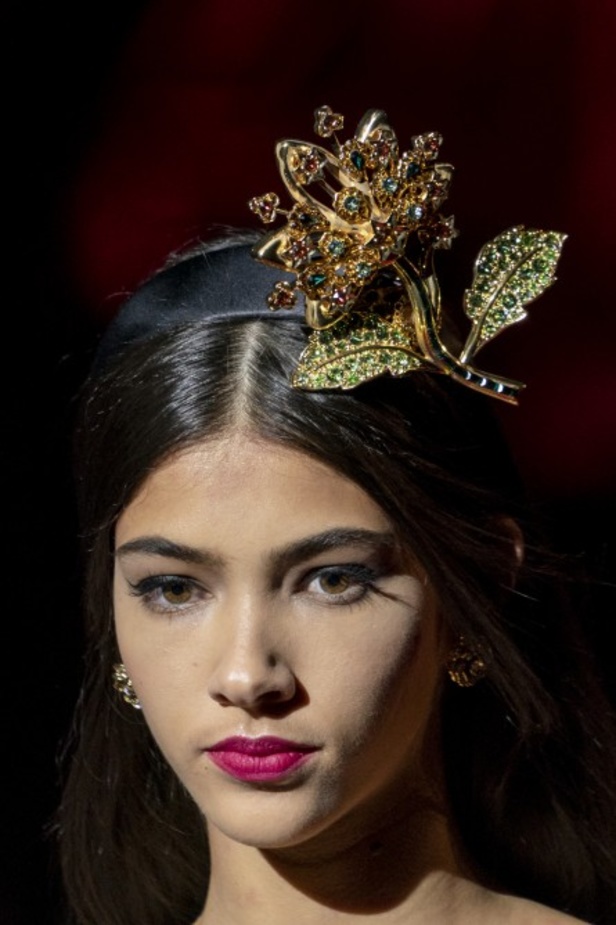 دولتشي أند غابانا تحيي موضة المرأة العصرية بتصاميمها