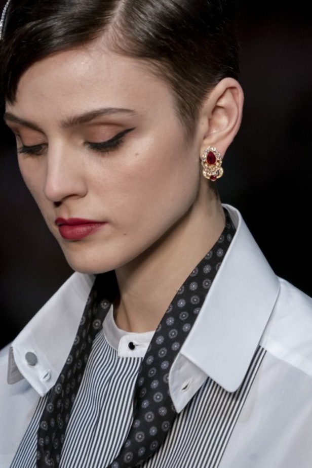 دولتشي أند غابانا تحيي موضة المرأة العصرية بتصاميمها