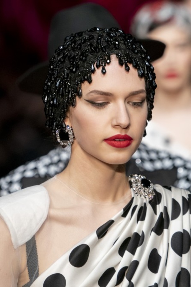 دولتشي أند غابانا تحيي موضة المرأة العصرية بتصاميمها