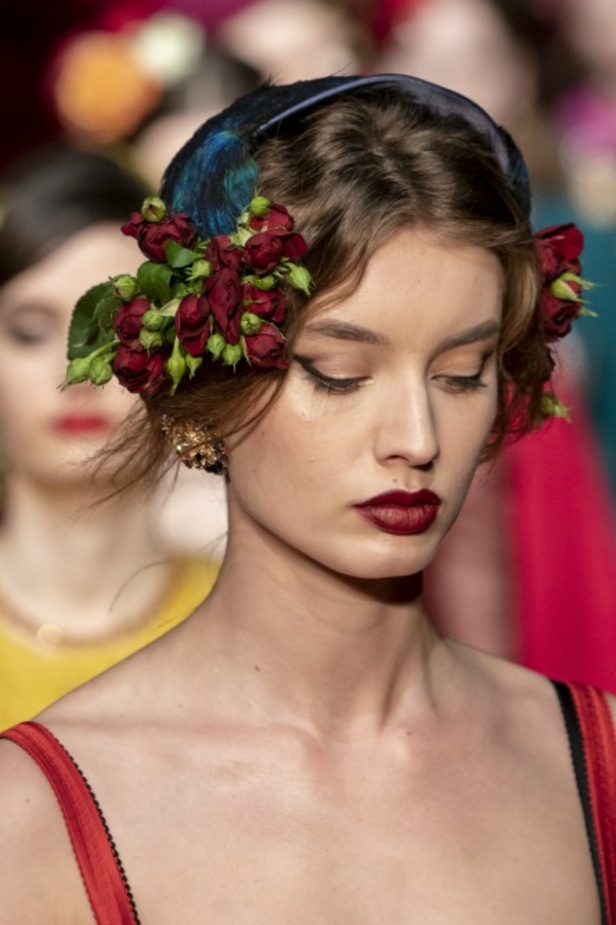 دولتشي أند غابانا تحيي موضة المرأة العصرية بتصاميمها