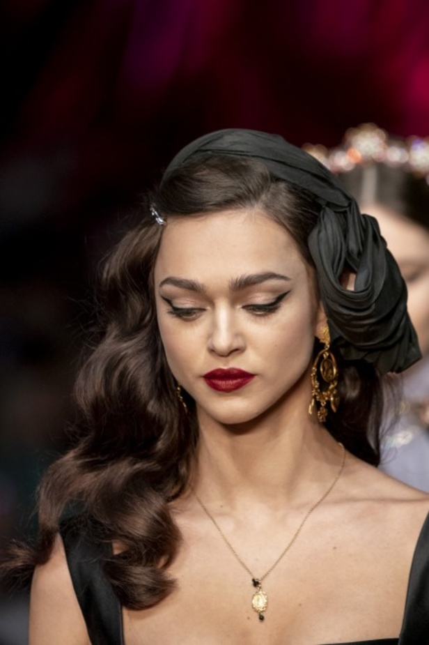 دولتشي أند غابانا تحيي موضة المرأة العصرية بتصاميمها