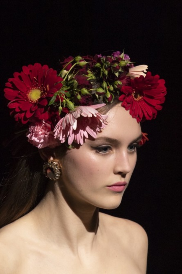 دولتشي أند غابانا تحيي موضة المرأة العصرية بتصاميمها