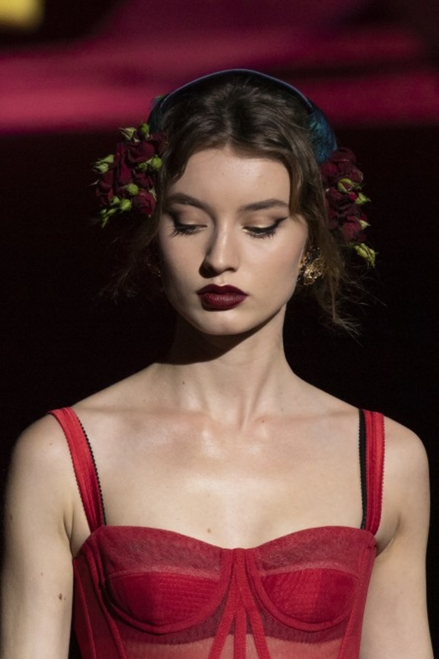 دولتشي أند غابانا تحيي موضة المرأة العصرية بتصاميمها