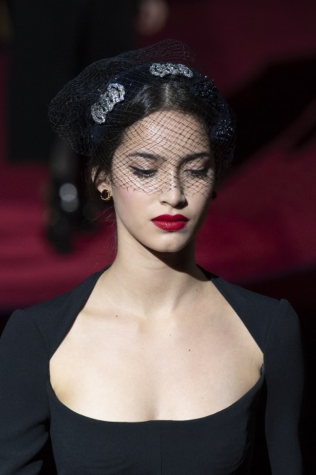 دولتشي أند غابانا تحيي موضة المرأة العصرية بتصاميمها