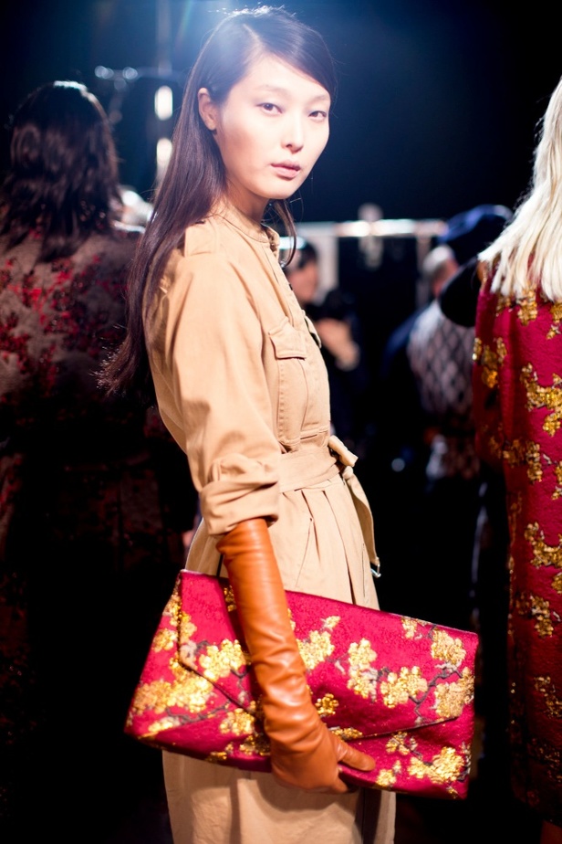 Dries Van Noten يرسم إطلالة المرأة الراقية والأنيقة