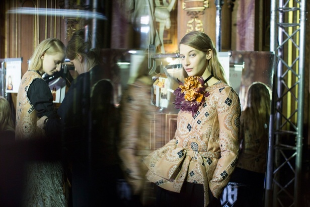 Dries Van Noten يرسم إطلالة المرأة الراقية والأنيقة