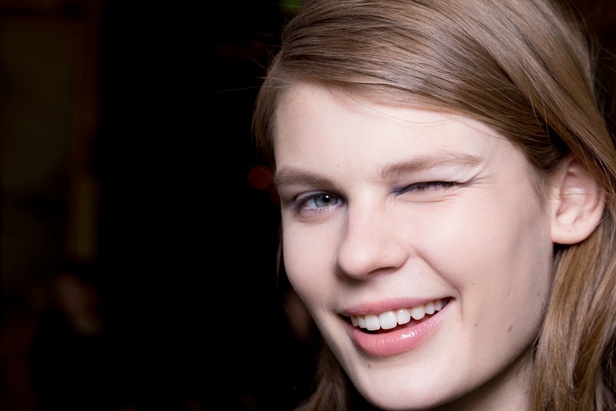 Dries Van Noten يرسم إطلالة المرأة الراقية والأنيقة