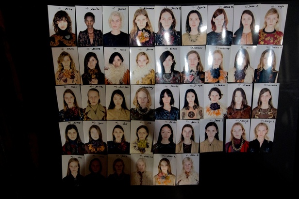 Dries Van Noten يرسم إطلالة المرأة الراقية والأنيقة