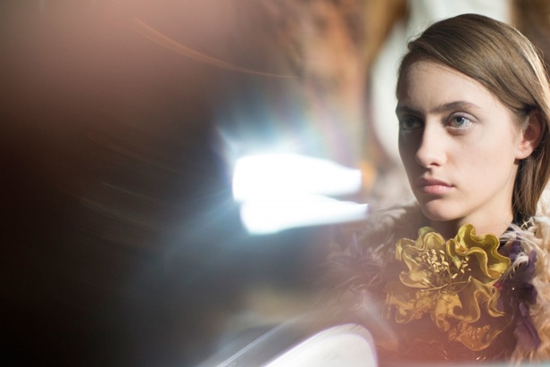 Dries Van Noten يرسم إطلالة المرأة الراقية والأنيقة