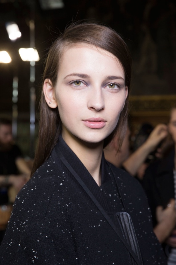 Dries Van Noten يرسم إطلالة المرأة الراقية والأنيقة