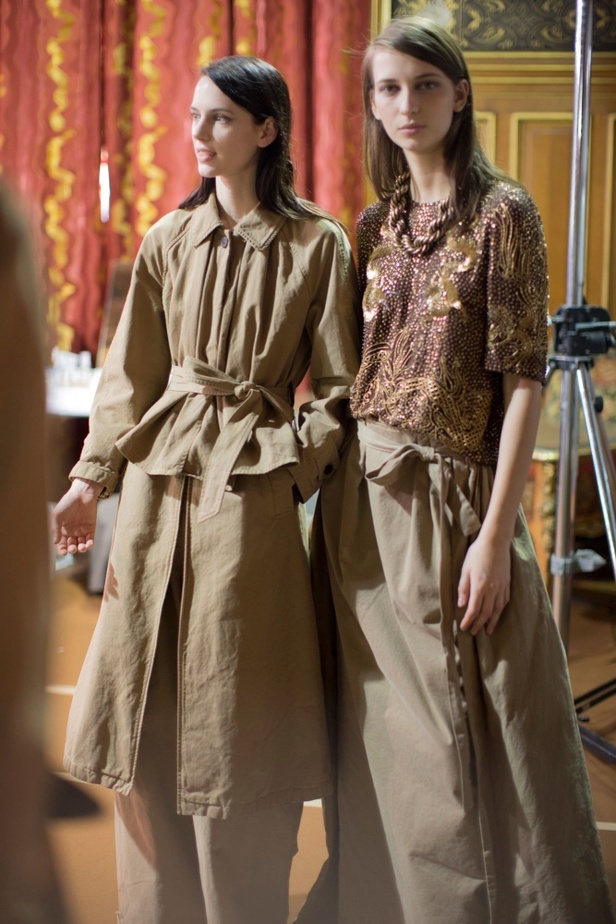 Dries Van Noten يرسم إطلالة المرأة الراقية والأنيقة