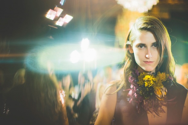 Dries Van Noten يرسم إطلالة المرأة الراقية والأنيقة