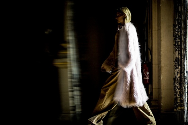 Dries Van Noten يرسم إطلالة المرأة الراقية والأنيقة