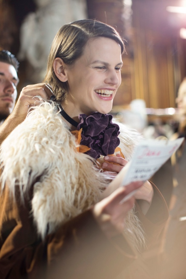 Dries Van Noten يرسم إطلالة المرأة الراقية والأنيقة