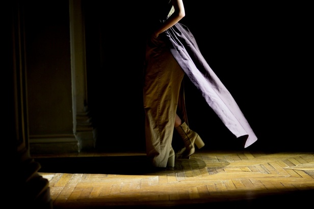 Dries Van Noten يرسم إطلالة المرأة الراقية والأنيقة