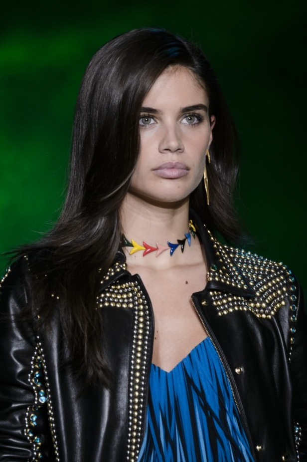 مجموعة ايلي صعب لربيع وصيف 2018 في باريس 