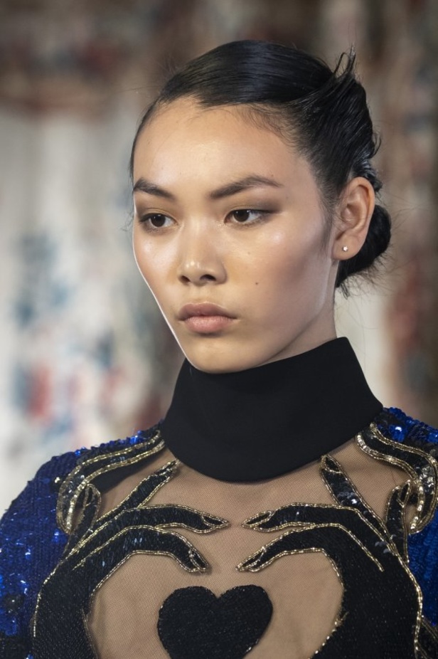 تصاميم كلاسيكية ومتنوعة من Elie Saab لخريف وشتاء 2019 