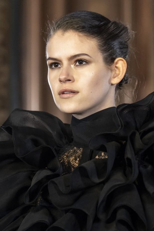 تصاميم كلاسيكية ومتنوعة من Elie Saab لخريف وشتاء 2019 