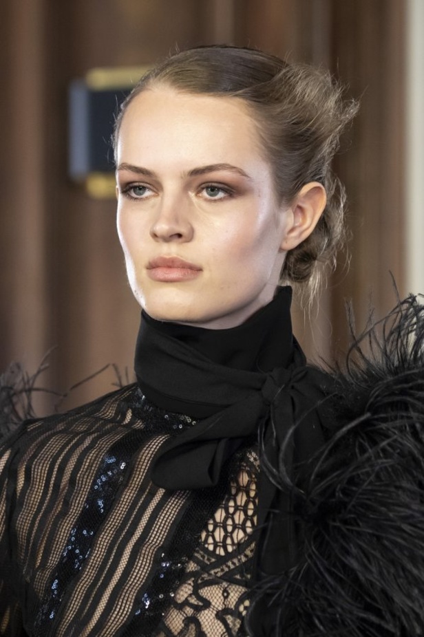 تصاميم كلاسيكية ومتنوعة من Elie Saab لخريف وشتاء 2019 