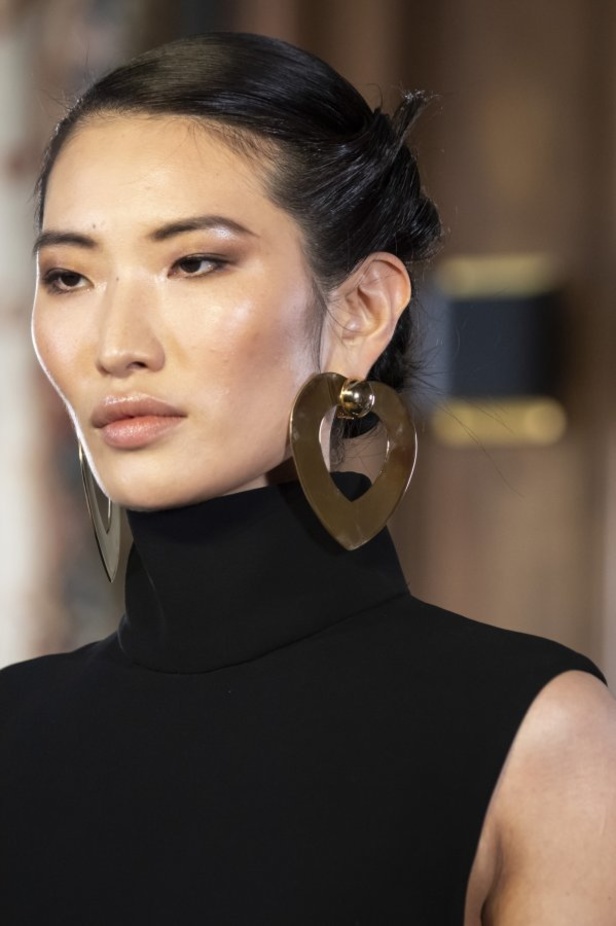 تصاميم كلاسيكية ومتنوعة من Elie Saab لخريف وشتاء 2019 