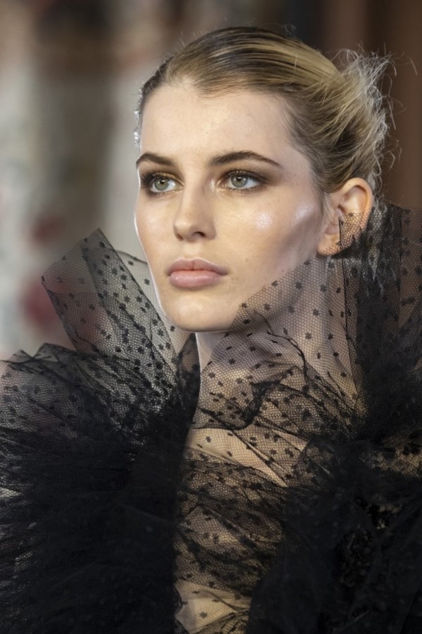 تصاميم كلاسيكية ومتنوعة من Elie Saab لخريف وشتاء 2019 