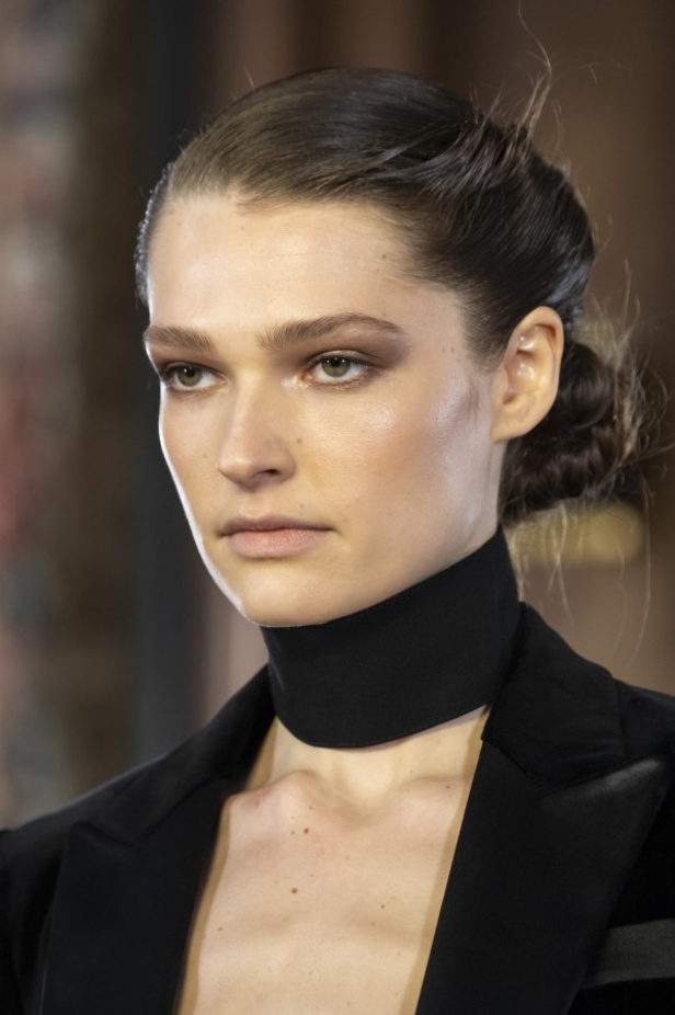 تصاميم كلاسيكية ومتنوعة من Elie Saab لخريف وشتاء 2019 