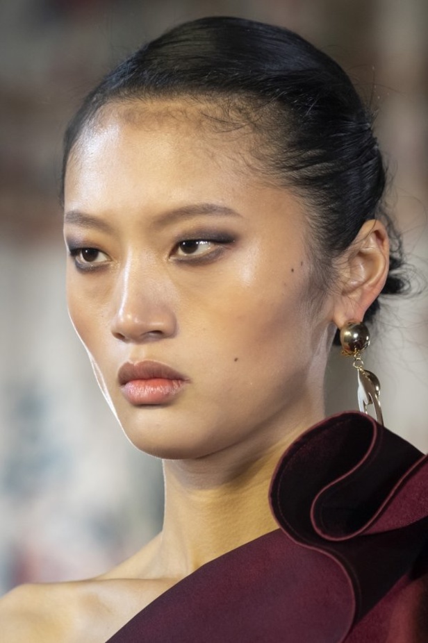 تصاميم كلاسيكية ومتنوعة من Elie Saab لخريف وشتاء 2019 