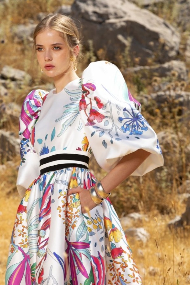 مجموعة ايلي صعب لربيع وصيف 2021 بعنوان أنشودة الحياة