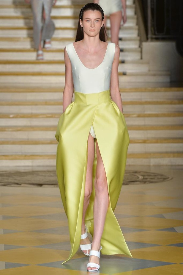 Emilia Wickstead : مجموعة تنبض بروح الأنوثة والشباب