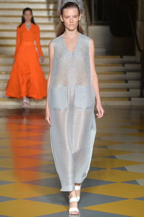 Emilia Wickstead : مجموعة تنبض بروح الأنوثة والشباب