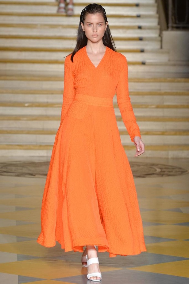 Emilia Wickstead : مجموعة تنبض بروح الأنوثة والشباب