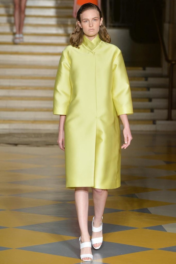 Emilia Wickstead : مجموعة تنبض بروح الأنوثة والشباب