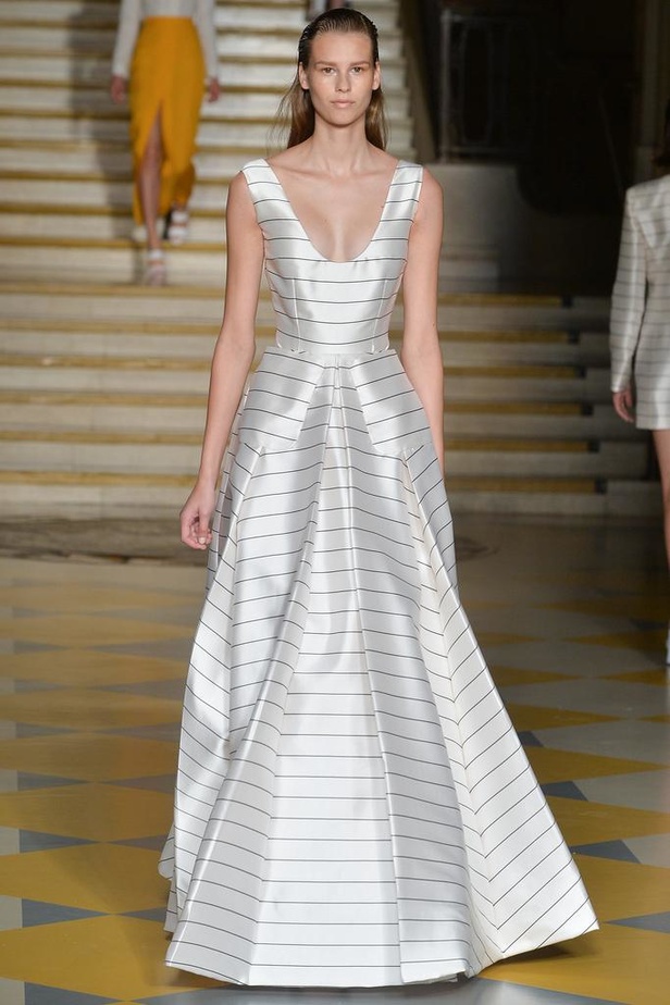 Emilia Wickstead : مجموعة تنبض بروح الأنوثة والشباب