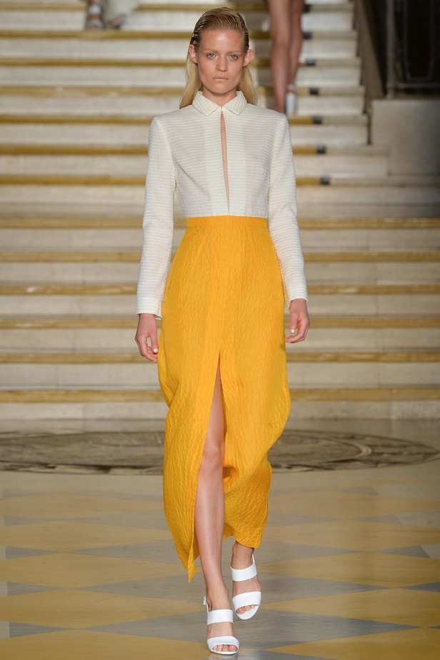 Emilia Wickstead : مجموعة تنبض بروح الأنوثة والشباب