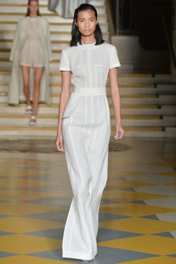 Emilia Wickstead : مجموعة تنبض بروح الأنوثة والشباب