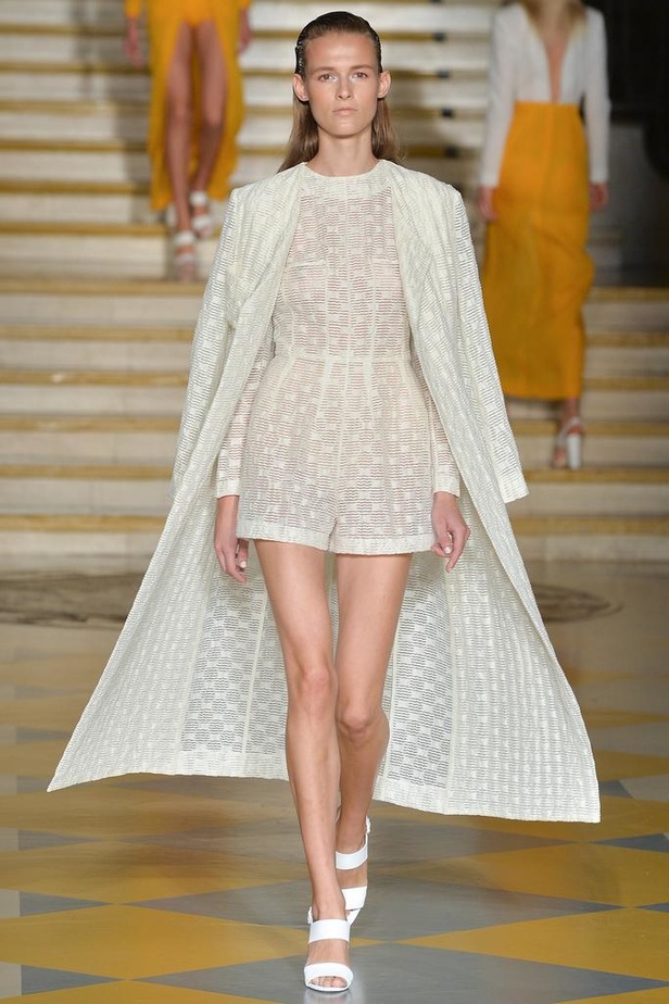 Emilia Wickstead : مجموعة تنبض بروح الأنوثة والشباب