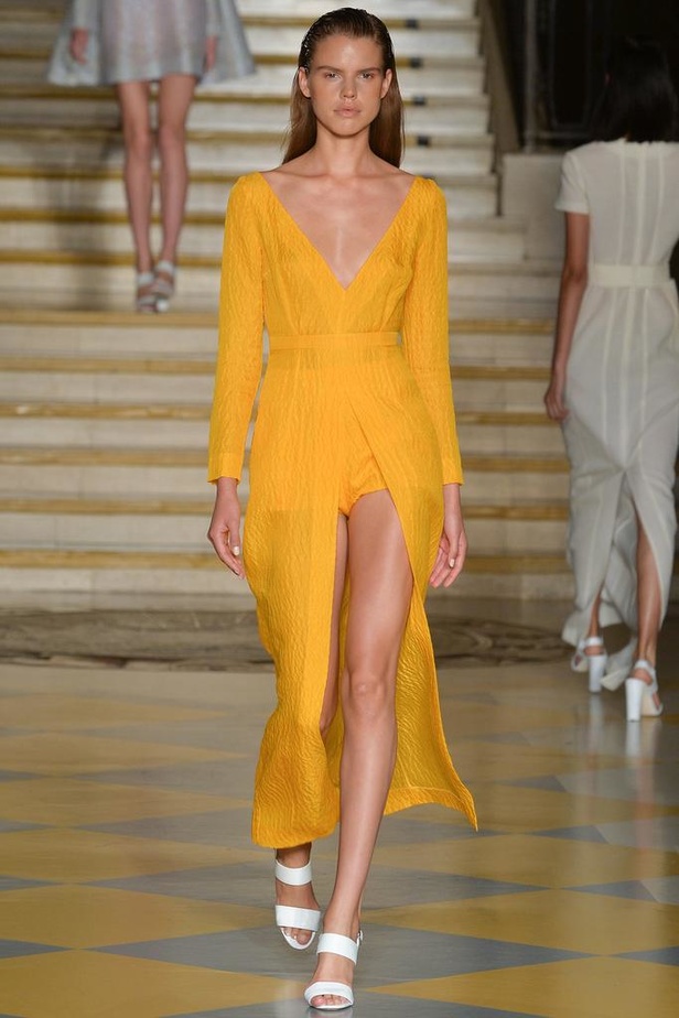 Emilia Wickstead : مجموعة تنبض بروح الأنوثة والشباب