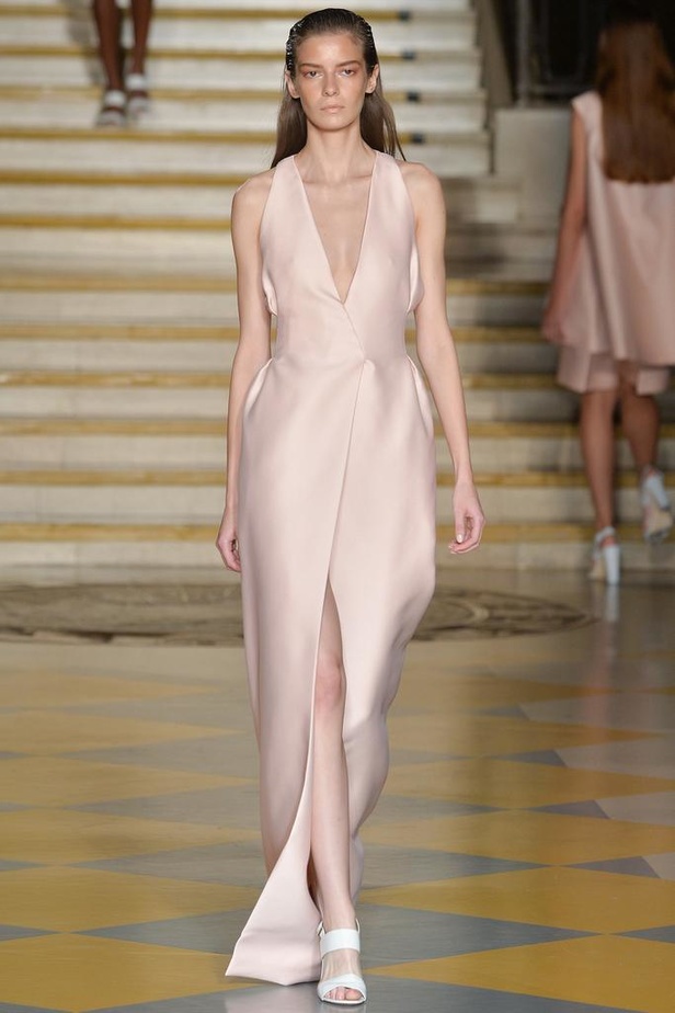 Emilia Wickstead : مجموعة تنبض بروح الأنوثة والشباب