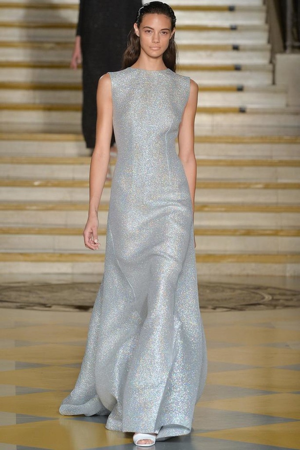 Emilia Wickstead : مجموعة تنبض بروح الأنوثة والشباب