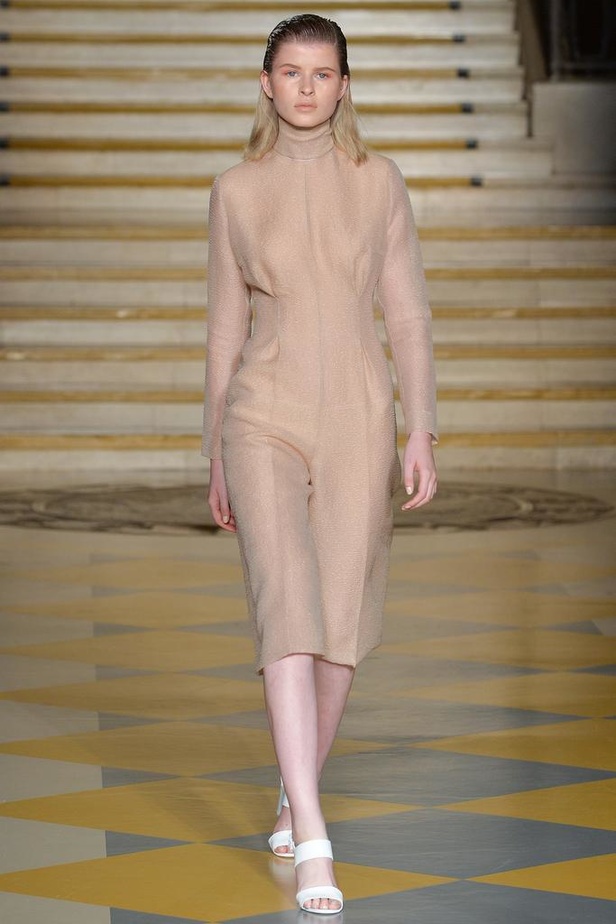 Emilia Wickstead : مجموعة تنبض بروح الأنوثة والشباب