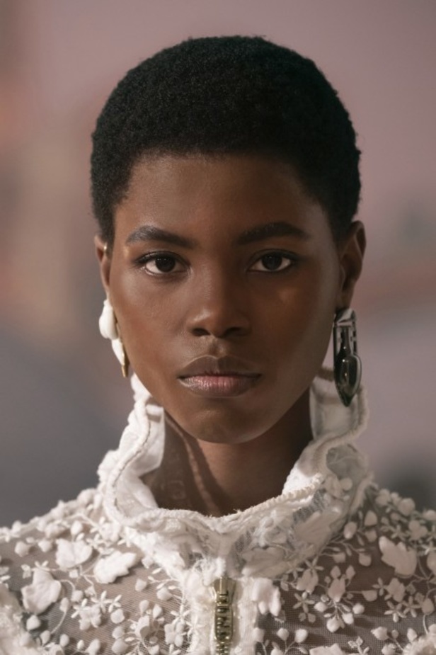 عرض أزياء دار Fendi للأزياء الراقية لخريف وشتاء 2021-2022