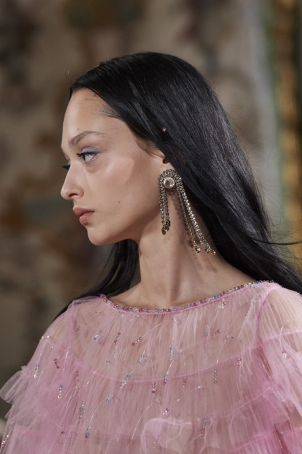 عرض ازياء مجموعة GIORGIO ARMANI PRIVE للهوت كوتور لخريف 2021 في باريس