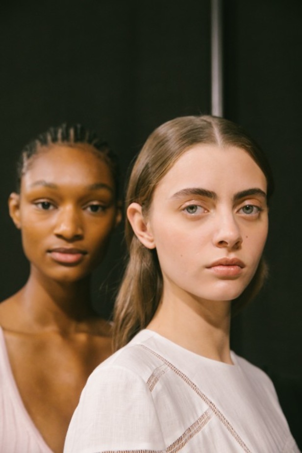 عرض ازياء مجموعة GABRIELA HEARST لربيع وصيف 2021 من أسبوع الموضة في باريس