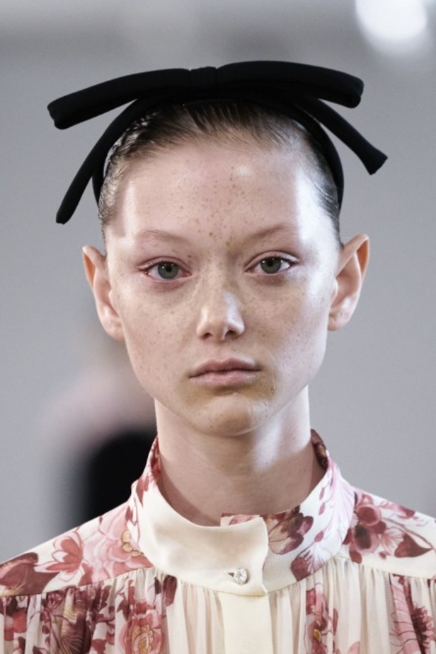 عرض ازياء جيامباتيستا فالي خلال اسبوع الموضة في باريس