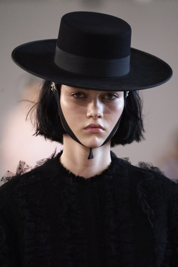 عرض ازياء جيامباتيستا فالي خلال اسبوع الموضة في باريس