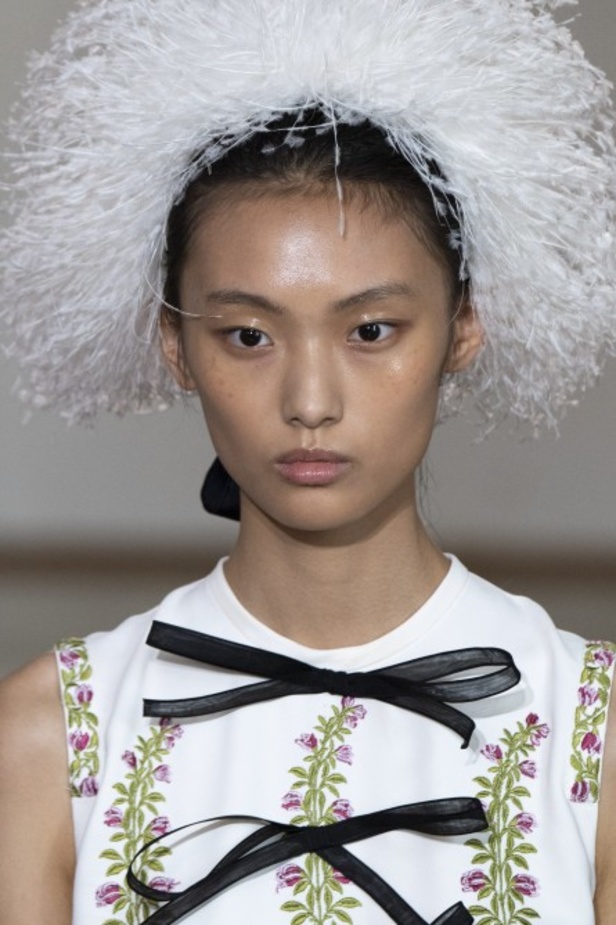 اسبوع الموضة في باريس 2019 مجموعة الالبسة الراقية من جيامباتيستا فالي لربيع وصيف 2020