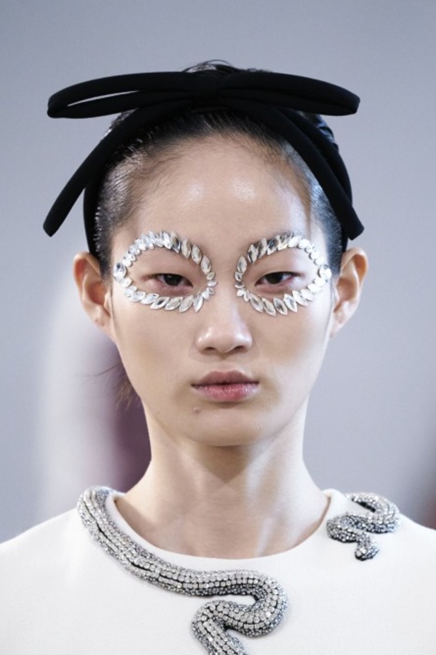 عرض ازياء جيامباتيستا فالي خلال اسبوع الموضة في باريس