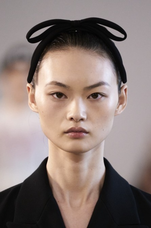 عرض ازياء جيامباتيستا فالي خلال اسبوع الموضة في باريس