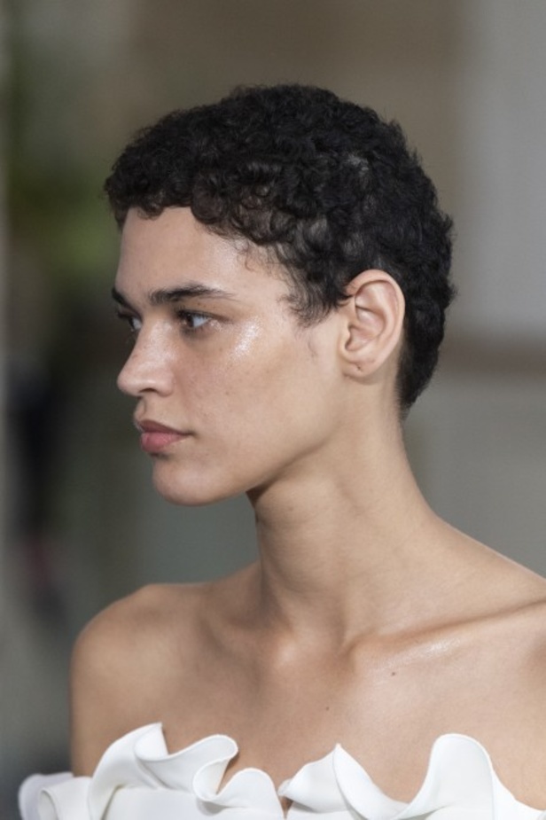 اسبوع الموضة في باريس 2019 مجموعة الالبسة الراقية من جيامباتيستا فالي لربيع وصيف 2020